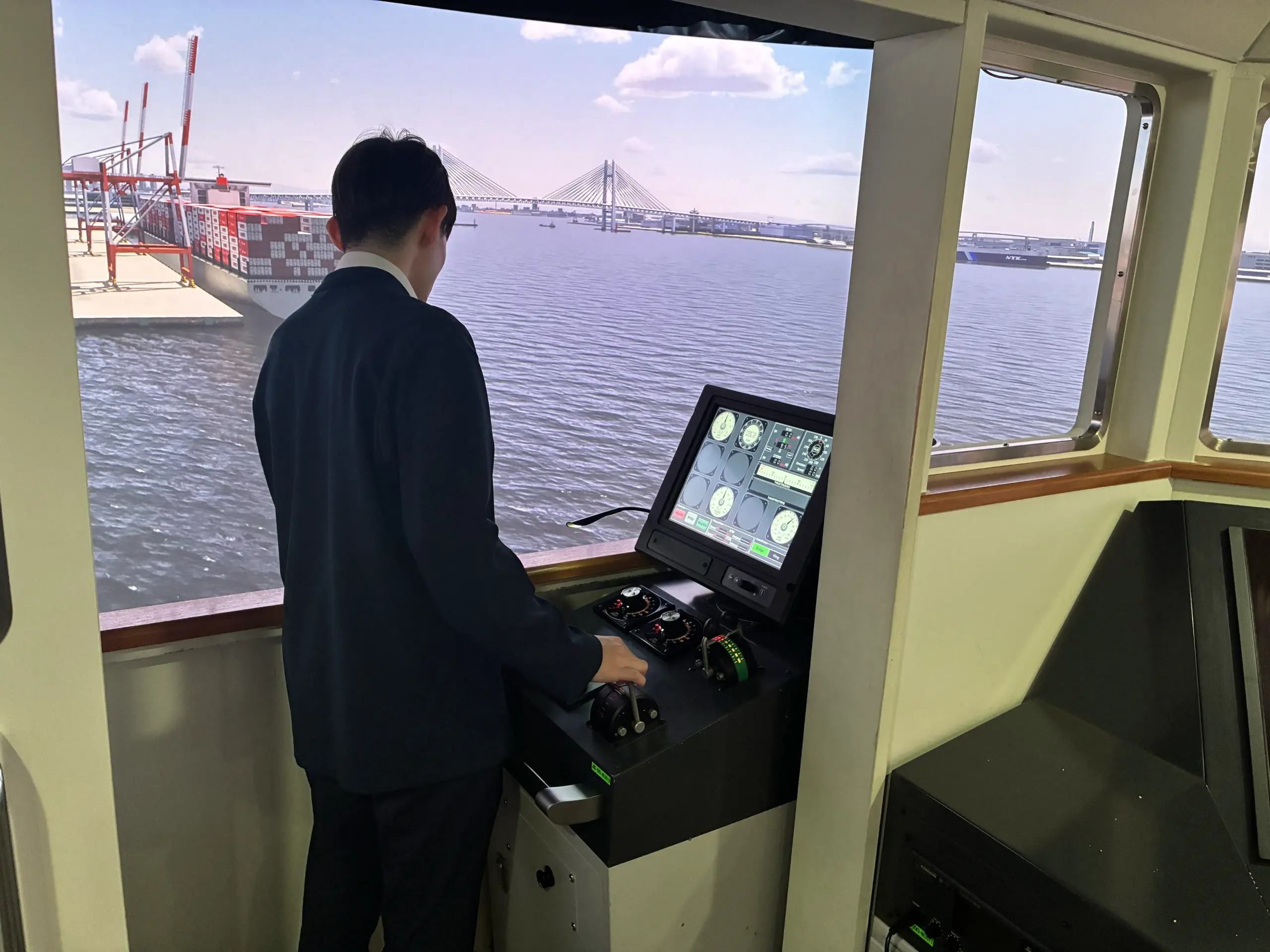 多彩な舶用機器との接続が可能